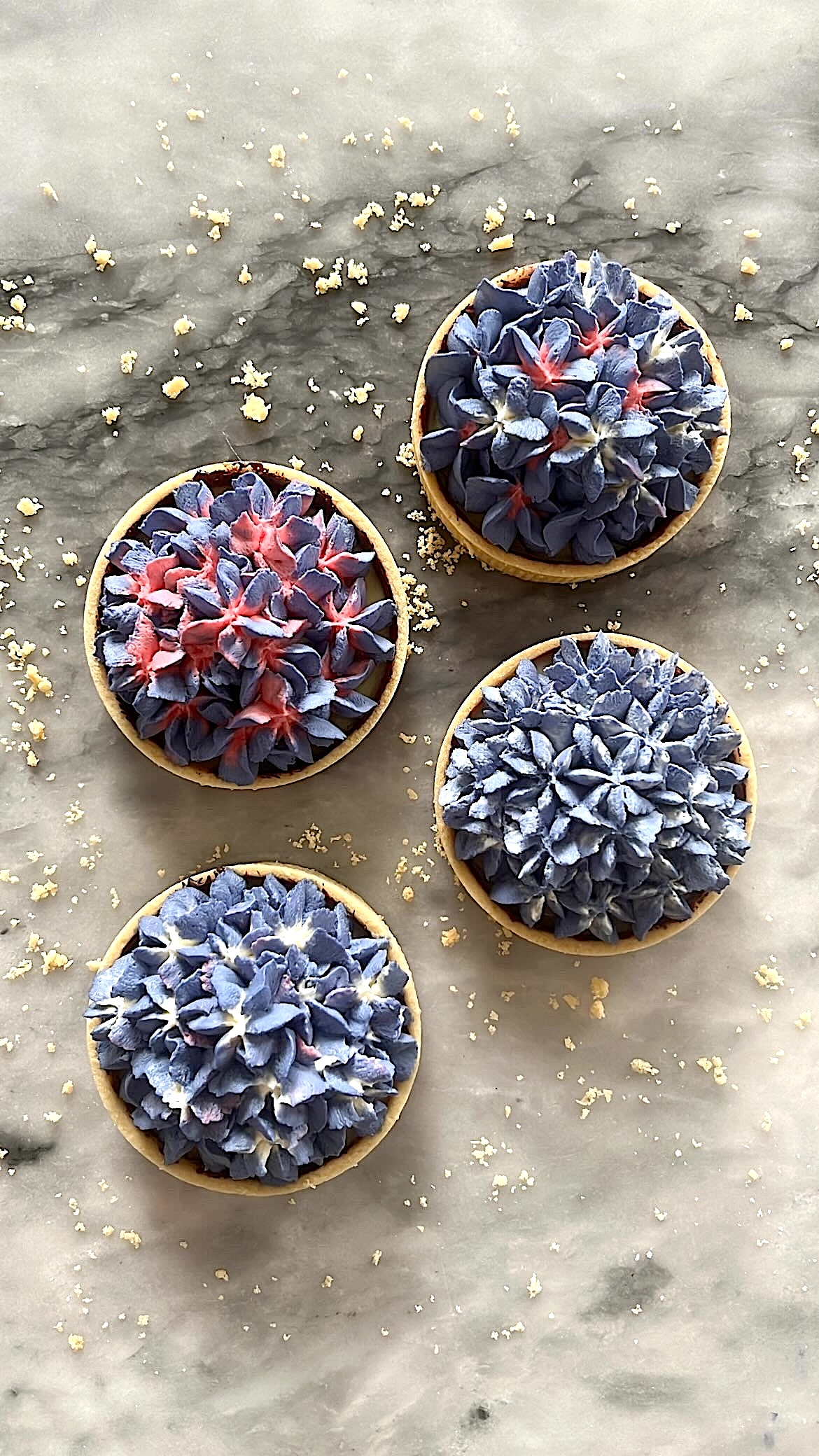 Hydrangea tart decorated with blue and red hydrangea-shaped cream piping on top