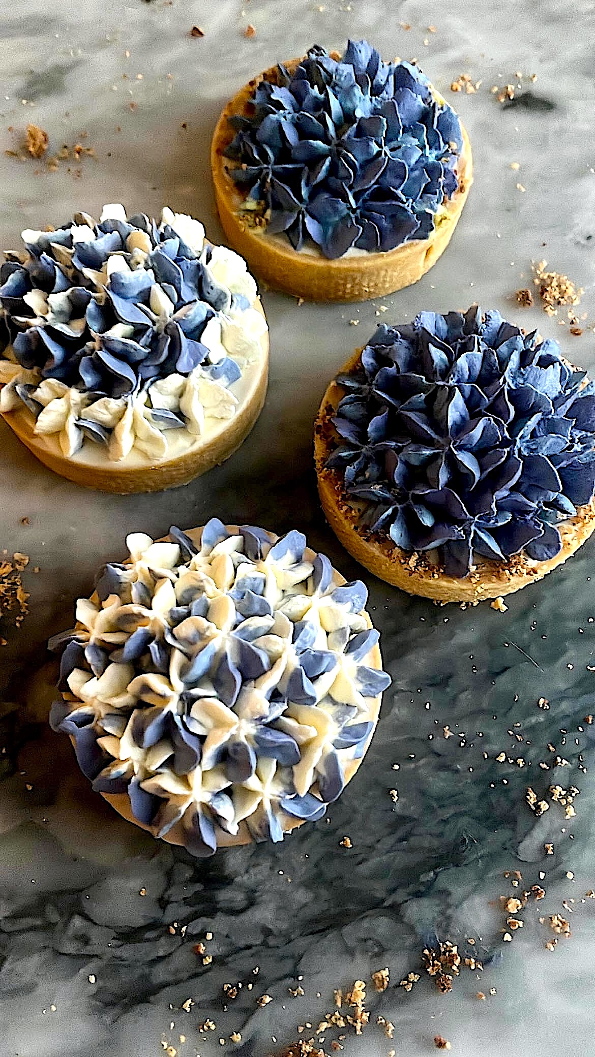 Hydrangea tart decorated with blue and white hydrangea-shaped cream piping on top