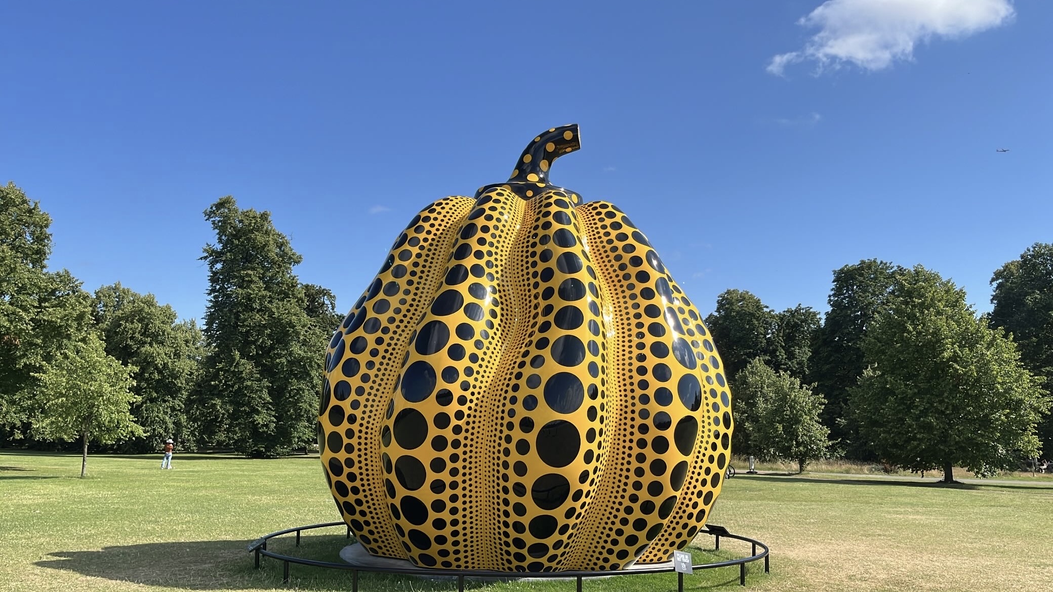 A picture of Kensington Gardens in London, showcasing the pumpkin exhibition by renowned Japanese artist Yayoi Kusama.