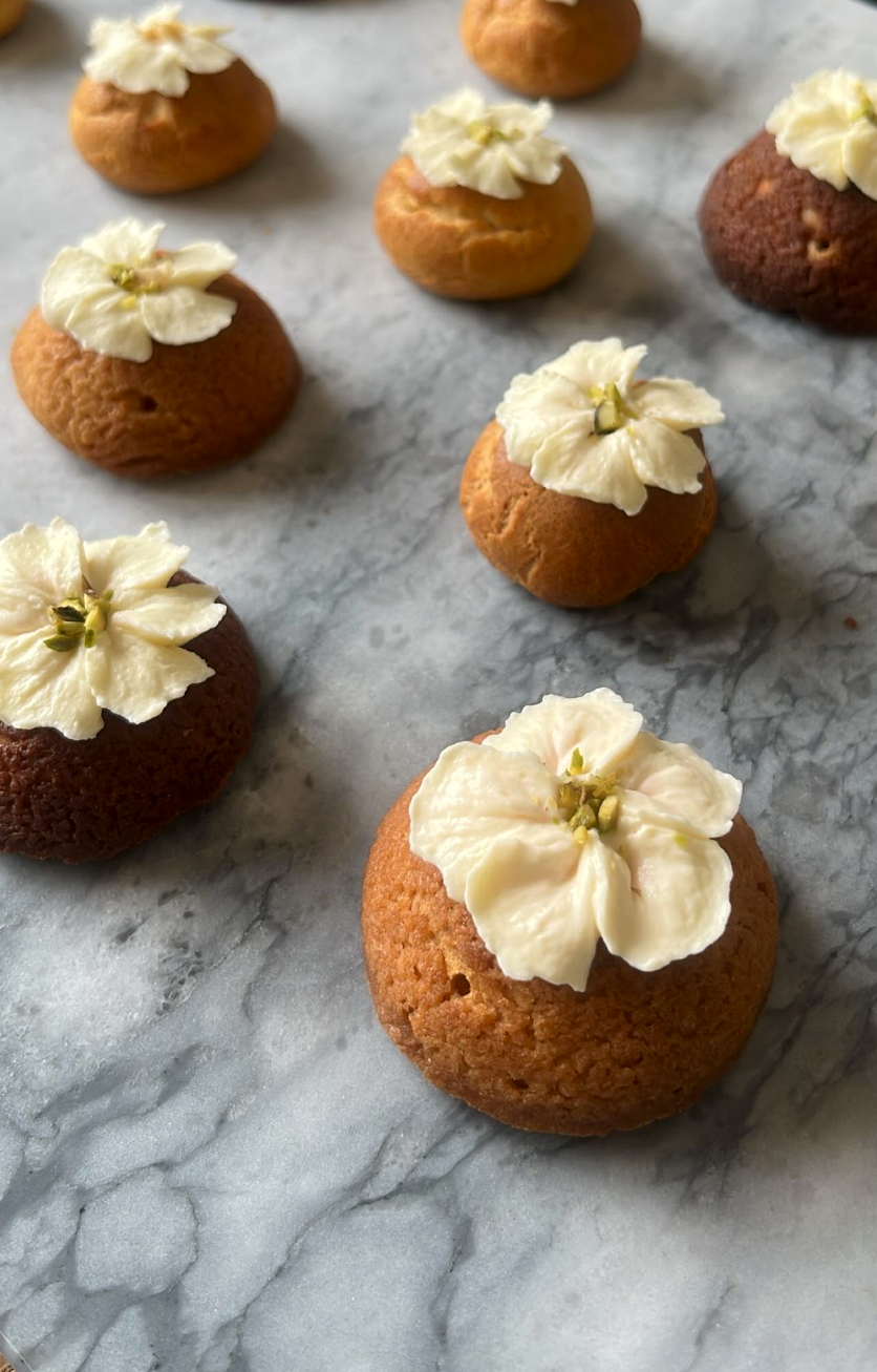 3 images in rotation : Choux pastry with flower-shaped cream decoration, bread with a crispy pumpkin-shaped top, and tart topped with ring-shaped chocolate.